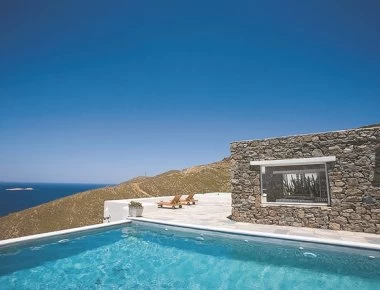 Αλεσάντρα Αμπρόσιο: Η βίλα στον Ορνό και η βόλτα στην Ψαρού (φωτο)